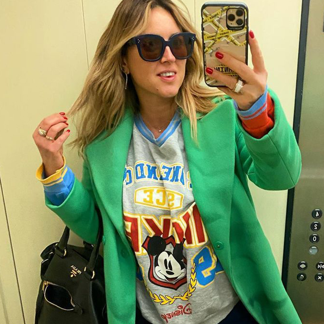 Te bluzy noszą teraz nastolatki i panie po 50. Modele z nadrukiem w stylu Karoliny Szostak są największym przebojem zimy
